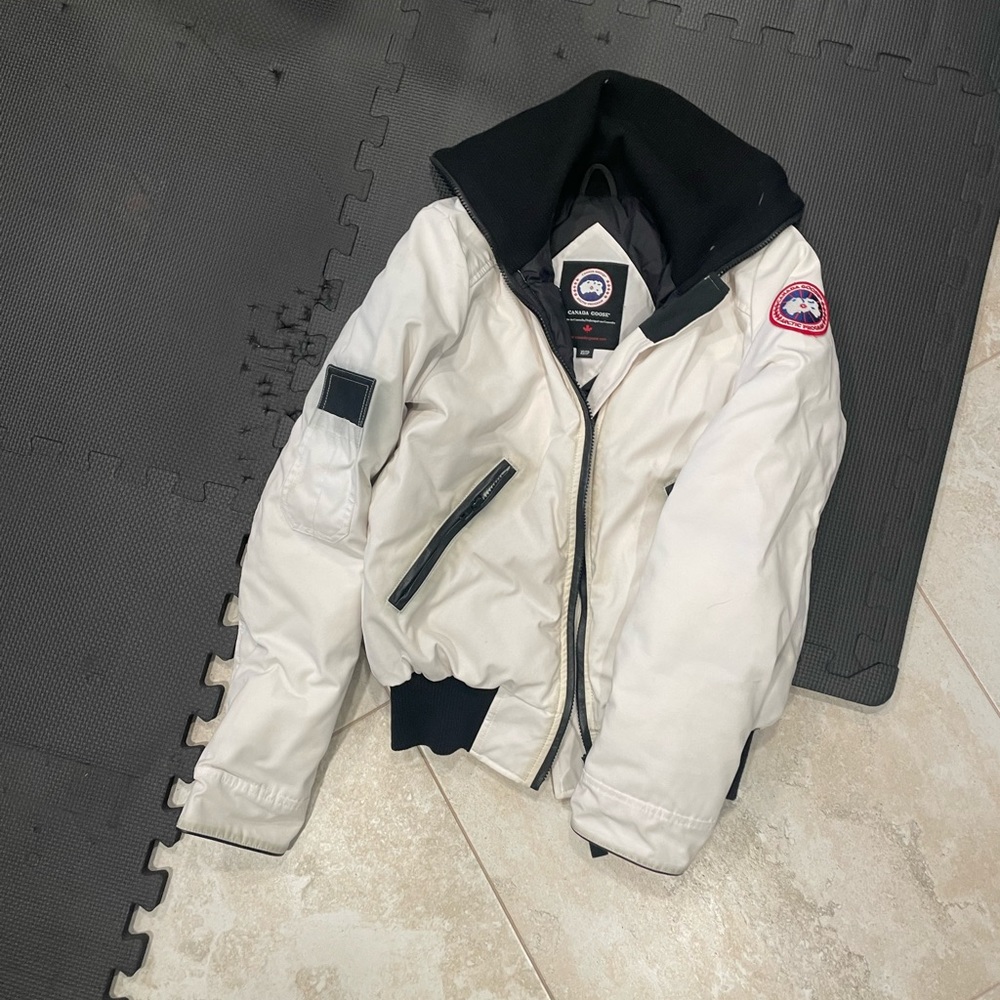 Canada Goose bommer size XS